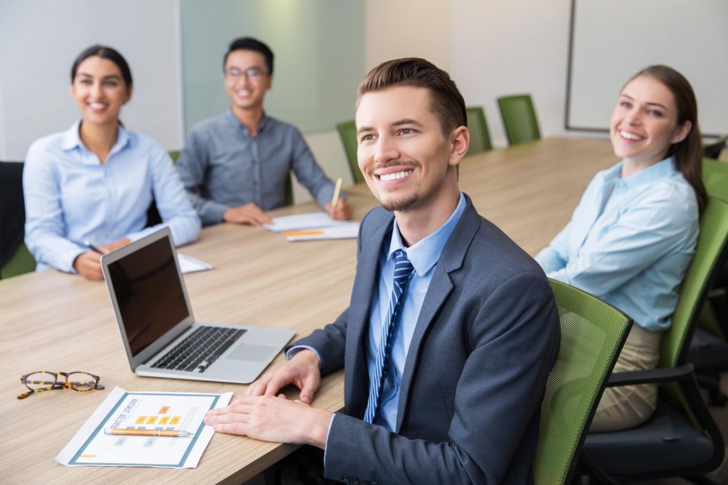 Teamarbeit bei der Entwicklung von Budgetstrategien