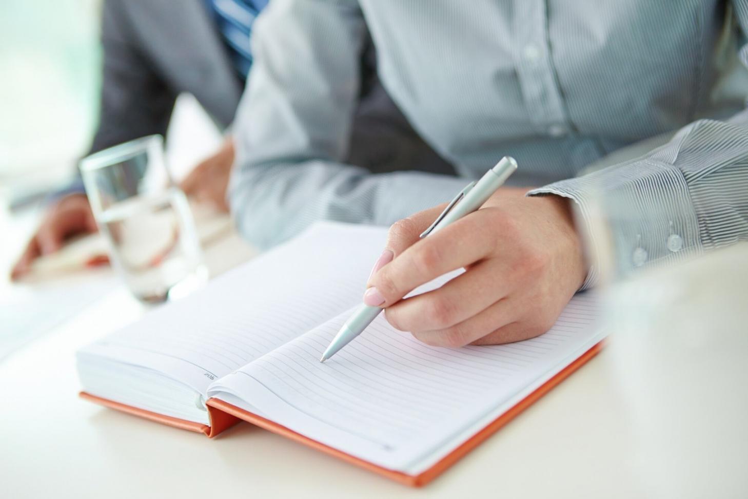 Teilnehmer während einer Budgetanalyse-Session